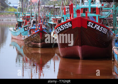 Bateau de pêche domestique ancré au port d'attache. Banque D'Images