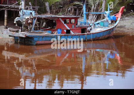 Bateau de pêche domestique ancré au port d'attache. Banque D'Images