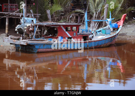 Bateau de pêche domestique ancré au port d'attache. Banque D'Images