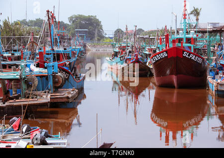 Bateau de pêche domestique ancré au port d'attache. Banque D'Images