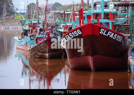 Bateau de pêche domestique ancré au port d'attache. Banque D'Images