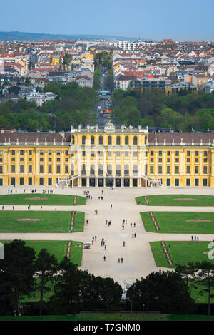 Schonbrunn Palace, vue sur le jardin baroque et parterre de l'extérieur de la partie sud de la Schloss Schönbrunn à Vienne, en Autriche. Banque D'Images