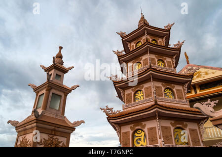 Buu fils près du temple bouddhiste ou Poshanu Cham Tower Po Sahu Inu à Phan Thiet city au Vietnam. Banque D'Images