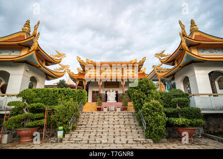 Buu fils près du temple bouddhiste ou Poshanu Cham Tower Po Sahu Inu à Phan Thiet city au Vietnam. Banque D'Images