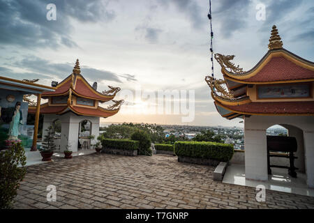 Buu fils près du temple bouddhiste ou Poshanu Cham Tower Po Sahu Inu à Phan Thiet city au Vietnam. Banque D'Images