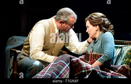 Hugh Bonneville jouant C.S. Lewis et Liz White comme Joy Gresham dans Shadowlands par William Nicholson au Festival de Théâtre de Chichester, West Sussex, UK. Banque D'Images
