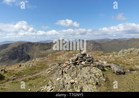 La vue vers l'ouest Mauvais Bell du sommet de Kentmere Pike, Lake District, Cumbria, Royaume-Uni Banque D'Images