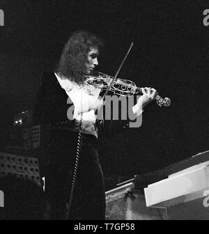 AMSTERDAM, Pays-Bas - le 26 mai : Roxy Music en concert sur la scène du Concertgebouw d'Amsterdam, Pays-Bas le 26 mai 1973 Eddie Jobson (photo de Gijsbert Hanekroot/Redferns) Banque D'Images
