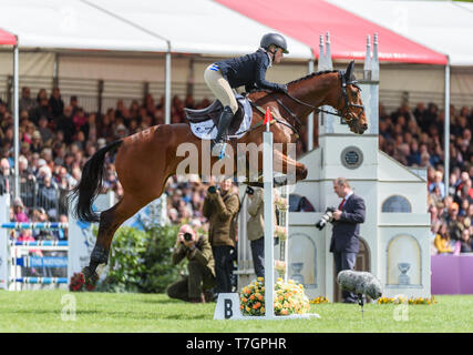 Imogen Murray et IVAR GOODEN pendant la phase de saut, Mitsubishi Motors Badminton Horse Trials, Gloucestershire, 2019 Banque D'Images