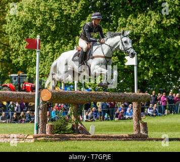 Andrew Nicholson et avaler les ressorts lors de la phase de cross-country de la Mitsubishi Motors Badminton Horse Trials, Mai 2019 Banque D'Images