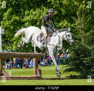 Andrew Nicholson et avaler les ressorts lors de la phase de cross-country de la Mitsubishi Motors Badminton Horse Trials, Mai 2019 Banque D'Images