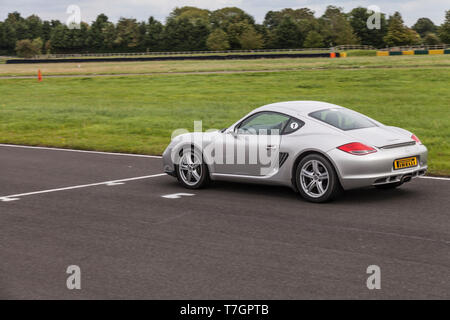 Une voiture de sport Porsche Cayman Circuit automobile à Croft, North Yorkshire, Angleterre, Royaume-Uni Banque D'Images