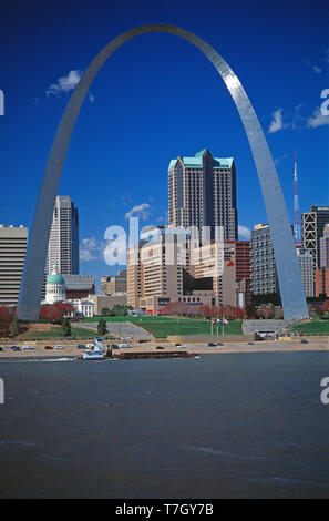 USA. Missouri. Saint Louis ville avec la Gateway Arch. (Vue sur le fleuve Mississippi à partir de East Saint Louis. L'Illinois). Banque D'Images