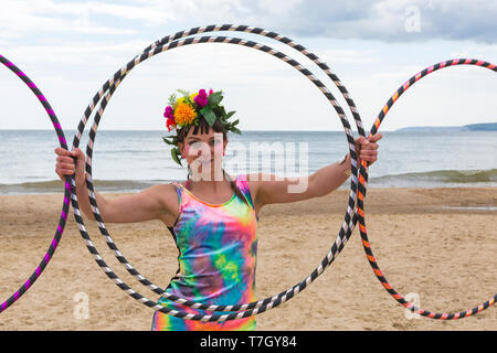 Lottie Lucid avec ses cerceaux sur la plage de Boscombe Bournemouth, Dorset, UK en mai Banque D'Images