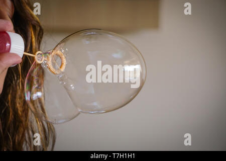 Faire des bulles avec de l'eau savonneuse vue rapprochée Banque D'Images