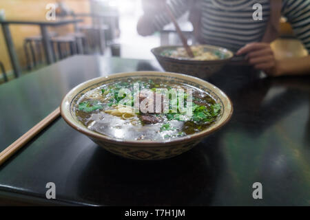 Bol de nouilles chinoises en restaurant chinois en Chine Banque D'Images