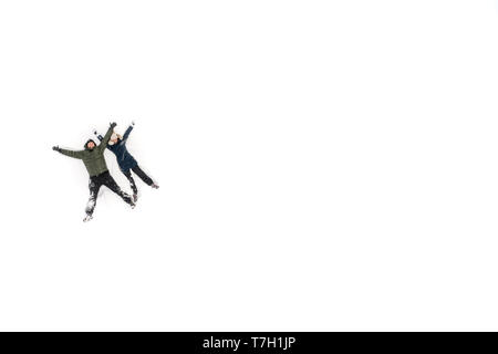 L'image aérienne d'un heureux couple having fun on white maintenant Banque D'Images