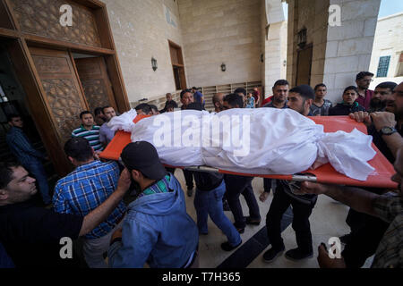 (NOTE DU RÉDACTEUR : image représente la mort.) Le corps d'un parent à la défunte vu pendant les funérailles de Maria al-Gazali, un quatre mois bébé palestinien qui a été tué dans un raid israélien qui a frappé sa maison et complètement détruit. Banque D'Images