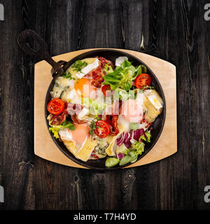 Les oeufs au plat avec salade et petit camembert Banque D'Images