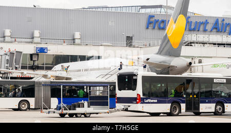 Francfort, Allemagne - 29 Apr 2019 : les gros aéronefs exploités par Thomas Cook avec les passagers en ordre décroissant d'avion moderne avec l'aéroport de Francfort grands panneaux en arrière-plan et Crewbus sur le macadam Banque D'Images