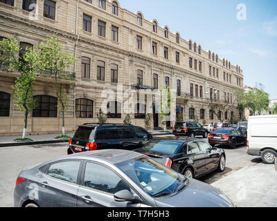 Baku, Azerbaïdjan - 2 mai 2019 : vue sur la rue de l'ancien bâtiment soviétique Service des frontières de la République d'Azerbaïdjan avec des voitures garées en face Banque D'Images