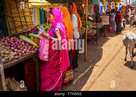 Les femmes en saris colorés shopping dans un marché aux légumes à Shahpura, Dindori dans le district de l'état central indien le Madhya Pradesh Banque D'Images