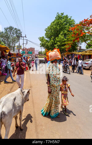 Scène de rue à Shahpura, une ville dans le district central de l'Dindori état indien du Madhya Pradesh, une femme porte sur sa tête Banque D'Images