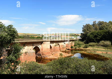 Pont romain et Rio Tinto dans Niebla village, province de Huelva, Andalousie, Espagne Banque D'Images
