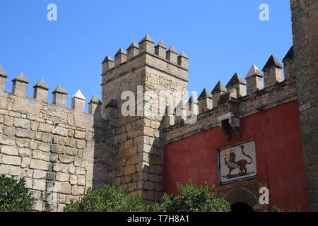 L'Espagne. L'Andalousie. Séville. L'Alcazar Royal. Mur extérieur et le Lion Gate, la porte ou de la chasse. Banque D'Images