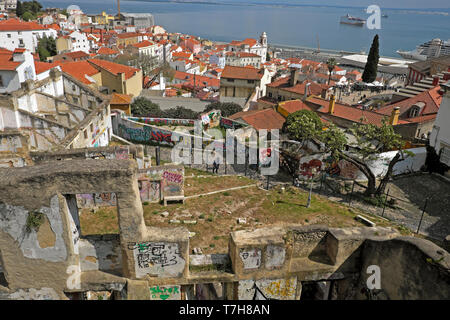 Une vue sur les toits et les ruines des bâtiments dans Alfama vers l'église de São Vicente de Fora à Lisbonne Portugal Europe UE KATHY DEWITT Banque D'Images