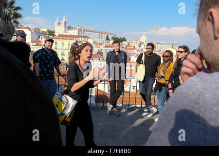 Jeune femme tour guide historique donnant parler de l'histoire portugaise pour les touristes en vacances à Alfama Lisbonne Portugal Europe UE KATHY DEWITT Banque D'Images