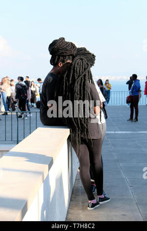 Groupe de filles jeunes femmes noires avec des extensions de cheveux coiffures africaines ensemble dans le quartier d'Alfama de Lisbonne Portugal Europe UE KATHY DEWITT Banque D'Images