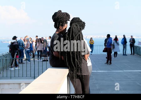 Groupe de filles jeunes femmes noires avec des extensions de cheveux coiffures africaines ensemble dans le quartier d'Alfama de Lisbonne Portugal Europe UE KATHY DEWITT Banque D'Images