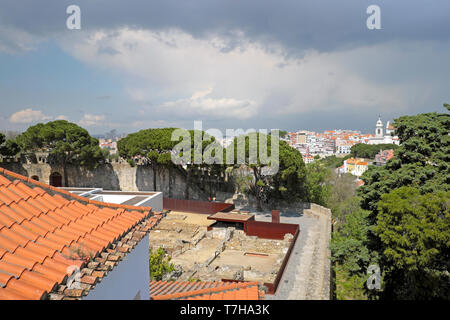 Voir de site archéologique et de l'Alfama du clocher de la tour Torre de Igreja do Castelo de Sao Jorge à Lisbonne, Portugal UE KATHY DEWITT Banque D'Images