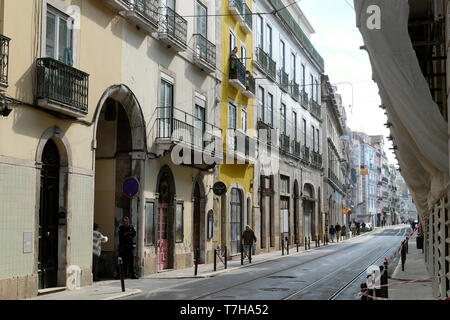 Vue des immeubles d'appartements, appartements et petits commerces le long de la rue Rua da Boavista dans la ville de Lisbonne Lisboa Portugal Europe UE KATHY DEWITT Banque D'Images