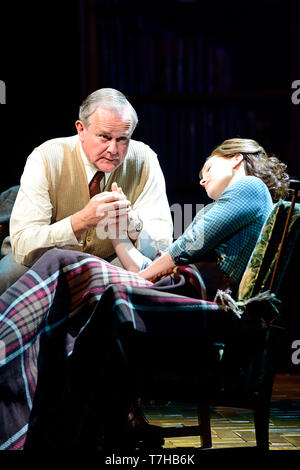 Hugh Bonneville jouant C.S. Lewis et Liz White comme Joy Gresham dans Shadowlands par William Nicholson au Festival de Théâtre de Chichester, West Sussex, UK. Banque D'Images
