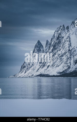 Forte de montagnes en hiver bleu de l'heure. Tungeneset de Ersfjord, Norvège Banque D'Images