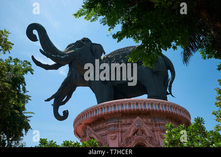 Le principal dirigé trois bronze éléphant statue au musée d'Erawan à Bangkok, Thaïlande. Banque D'Images