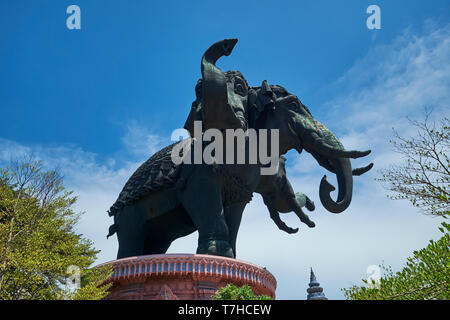 Le principal dirigé trois bronze éléphant statue au musée d'Erawan à Bangkok, Thaïlande. Banque D'Images