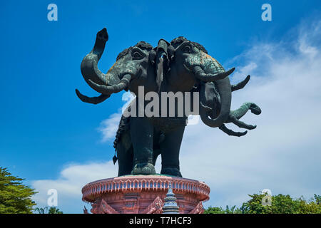 Le principal dirigé trois bronze éléphant statue au musée d'Erawan à Bangkok, Thaïlande. Banque D'Images