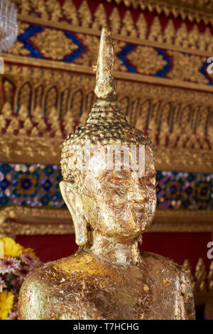 Une statue de Bouddha recouverte de feuilles d'or au célèbre Golden Mountain temple à Bangkok, Thaïlande. Banque D'Images