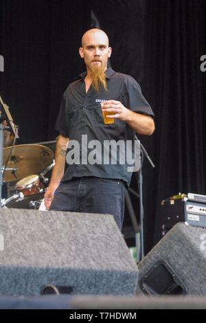 Nick Oliveri à la basse avec Queens of the Stone Age au Leeds Festival 2001. Banque D'Images