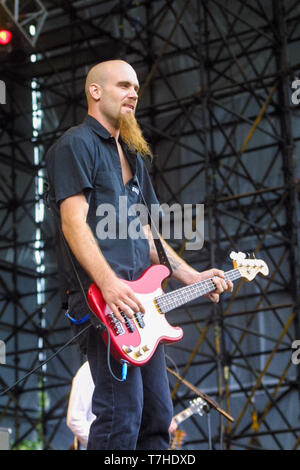 Nick Oliveri à la basse avec Queens of the Stone Age au Leeds Festival 2001. Banque D'Images