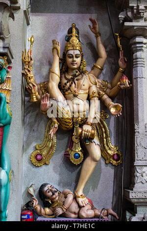 Singapour, 12 mars 2019, statue à Sri Veeramakaliamman Temple à nuit à Singapour. Le temple est dédié à Veeramakaliamman ou le Coco5 Banque D'Images