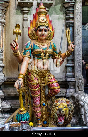 Singapour, 12 mars 2019, statue à Sri Veeramakaliamman Temple à nuit à Singapour. Le temple est dédié à Veeramakaliamman ou le Coco5 Banque D'Images