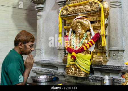 Singapour, 12 mars 2019, au Temple Sri Veeramakaliamman dévot à la nuit à Singapour. Le temple est dédié à Veeramakaliamman ou le godd Banque D'Images