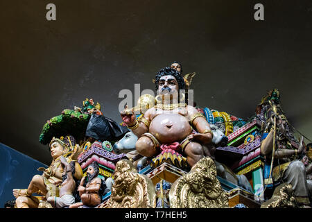 Singapour, 12 mars 2019, statue à Sri Veeramakaliamman Temple à nuit à Singapour. Le temple est dédié à Veeramakaliamman ou le Coco5 Banque D'Images