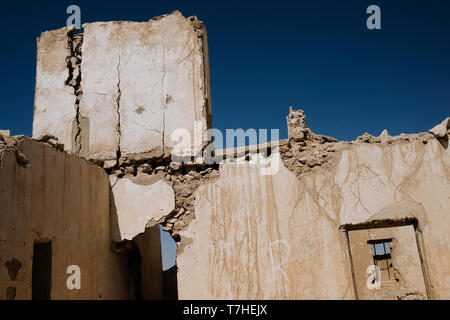 Ruines d'un vieux bâtiment sur une route proche du Dahl Al Misfir grottes au Qatar. Banque D'Images