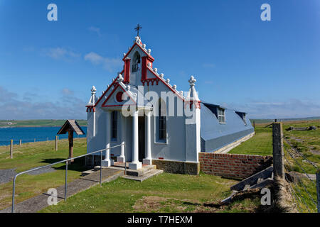 La chapelle est une ancienne cabane de Nissen sur la petite île de Lamb Holm à Orkney au large de la côte nord de l'Ecosse. Construit par les prisonniers de guerre. Banque D'Images