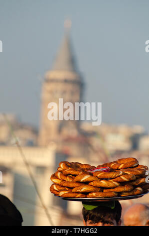 L'alimentation de rue turque populaire, Simit, près de la tour de Galata, Istanbul, Turquie Banque D'Images